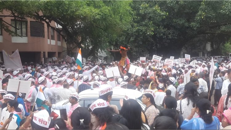 शासनाविरोधात एल्गार; पुण्यातील महामोर्चात हजारो शिक्षकांचा आक्रोश