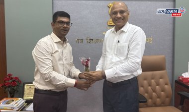 FRA:शुल्कवाढीच्या बैठकांना दांडी मारणाऱ्या संचालकांचा पुष्पगुच्छ देऊन युवासेनेकडून निषेध