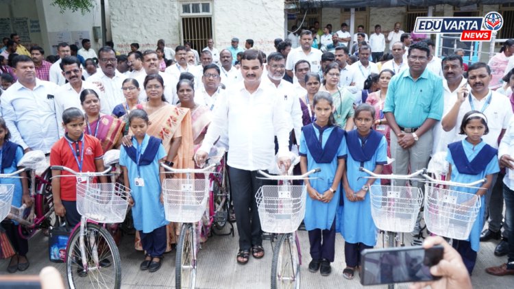'सायकल बँक' उपक्रमातून विद्यार्थिनींना मोफत सायकल वितरण