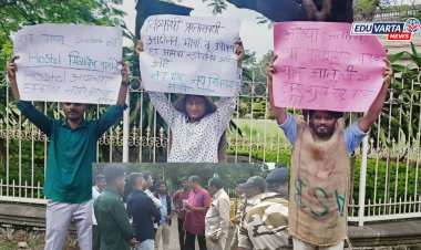 SPPU : अधिसभा बैठकीच्या पार्श्वभूमीवर विद्यार्थी संघटना प्रतिनिधींनी विद्यार्थी प्रश्नांवर केली पोस्टरबाजी