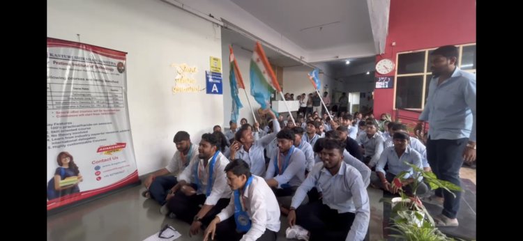 कस्तुरी शिक्षण संस्थेकडून बेकायदा शुल्क वसुली; विद्यार्थी संघटनेचे आंदोलन