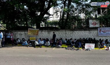 सिंहगड डेंटल कॉलेज बंद ?; कर्मचाऱ्यांचे कॉलेज बाहेर आंदोलन