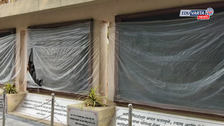 सावित्रीबाई फुले यांचा जीवनपट उलगडणारी शिल्प उद्घाटनाच्या प्रतीक्षेत; विद्यापीठाला मुहूर्त मिळेना