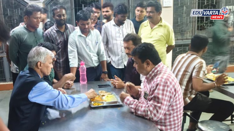 SPPU कुलगुरू, कुलसचिवांची रिफॅक्टरीला अचानक भेट; अन्नाच्या दर्जाची, स्वच्छतेची पाहणी