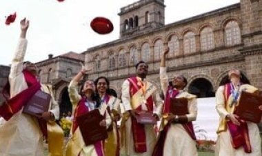 ऐकावं ते नवलच ! या महिला सिनेट मेंबरला हवी चक्क मोती रंगाची साडी