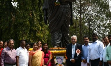 विद्यापीठात सावित्रीबाई फुले यांना अभिवादन