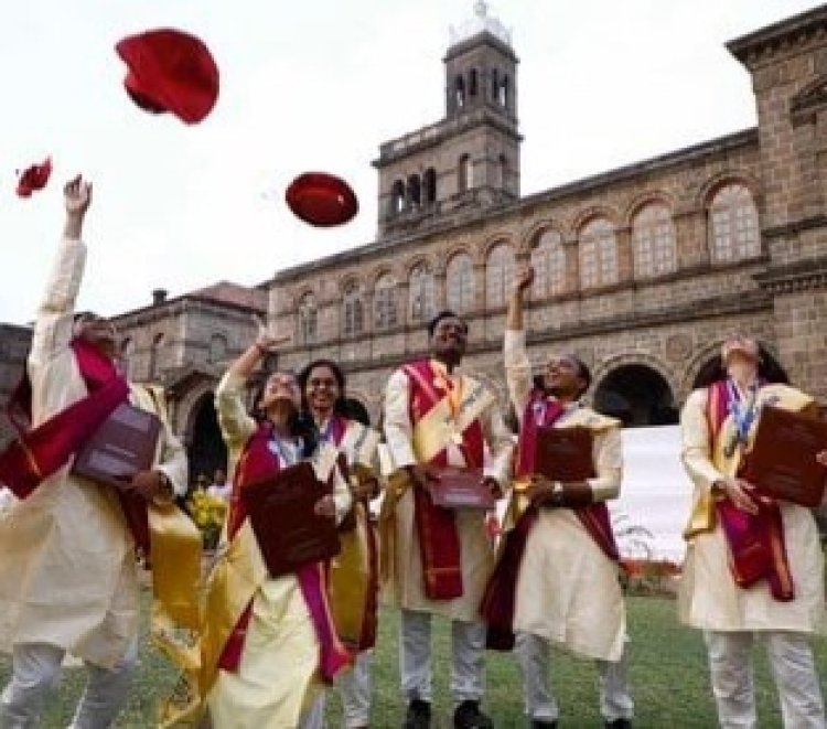 ऐकावं ते नवलच ! या महिला सिनेट मेंबरला हवी चक्क मोती रंगाची साडी