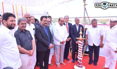 केवळ बी.ए, बी.कॉम पदव्‍या घेवून विद्यार्थी स्‍पर्धेत टिकणार नाहीत  : राधाकृष्‍ण विखे पाटील