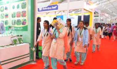 पुष्प प्रदर्शनातील विविध मनमोहक फुलांची विद्यार्थ्यांना भुरळ 