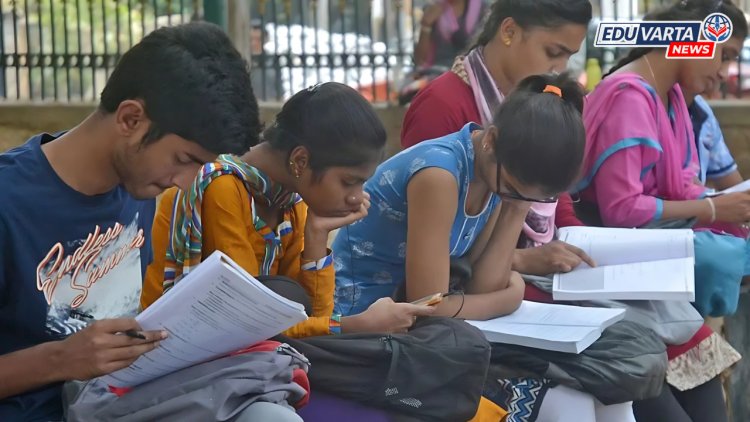 राज्यातील ४५ लाख विद्यार्थी वाचणार  पुस्तके, उच्च शिक्षण विभागाच्या उपक्रम