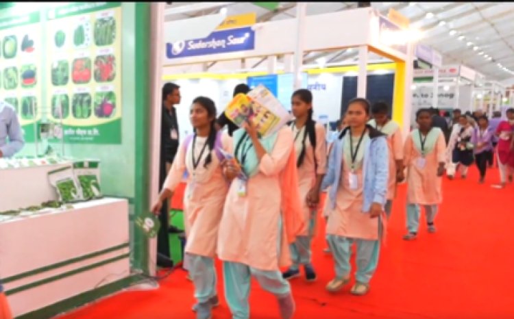 पुष्प प्रदर्शनातील विविध मनमोहक फुलांची विद्यार्थ्यांना भुरळ 