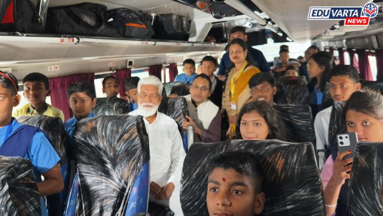 विद्यार्थ्यांना सोबत घेऊन दादा भुसेंनी स्वीकारला शिक्षण मंत्रि‍पदाचा पदभार  