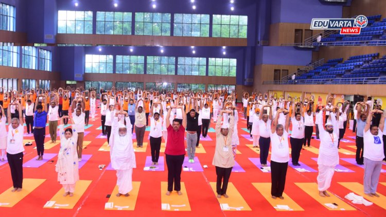 भक्ती आणि योगाच्या माध्यमातून आरोग्यदायी समाज निर्माण करुया : मुख्यमंत्री