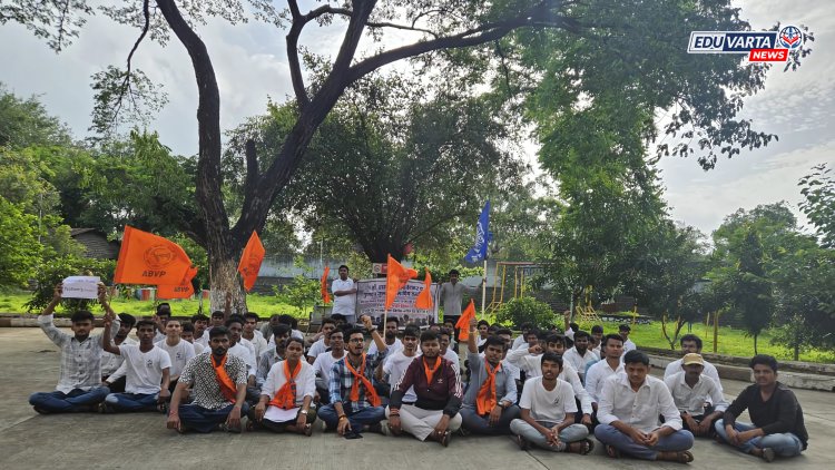 विद्यार्थ्यांच्या मागण्यांसाठी विद्यार्थी परिषदेचे आंदोलन 