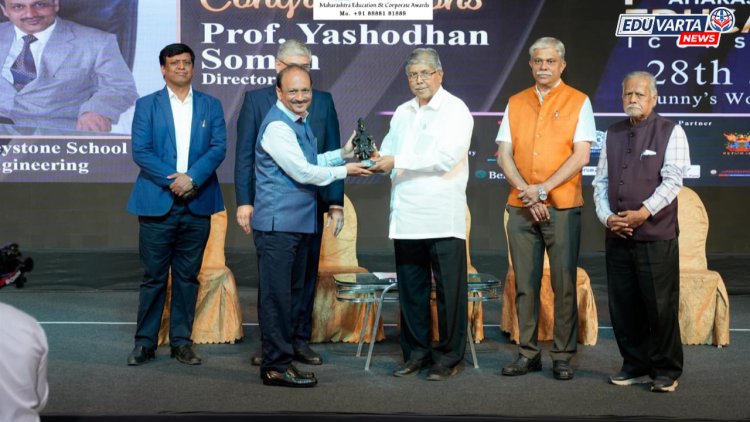 प्रा. यशोधन सोमण यांना महाराष्ट्र एज्युकेशन आयकॉन २०२५ पुरस्कार