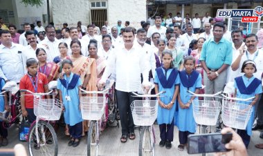 'सायकल बँक' उपक्रमातून विद्यार्थिनींना मोफत सायकल वितरण