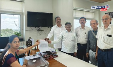 शिक्षण विभागातील सेवानिवृत्त अधिकाऱ्यांकडून मुख्यमंत्री सहायता निधीसाठी मदतीचा हात