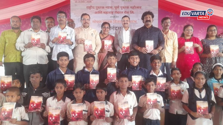 पुस्तक महोत्सवाचे नवी पिढी घडविण्यात मोठे योगदान: प्रवीण तरडेंच्या हस्ते पुस्तकांचे वितरण