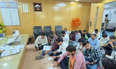 NSUI तर्फे सावित्रीबाई फुले पुणे विद्यापीठाच्या परीक्षा विभागासमोर आंदोलन