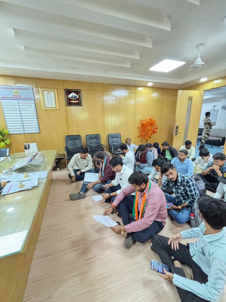 NSUI तर्फे सावित्रीबाई फुले पुणे विद्यापीठाच्या परीक्षा विभागासमोर आंदोलन