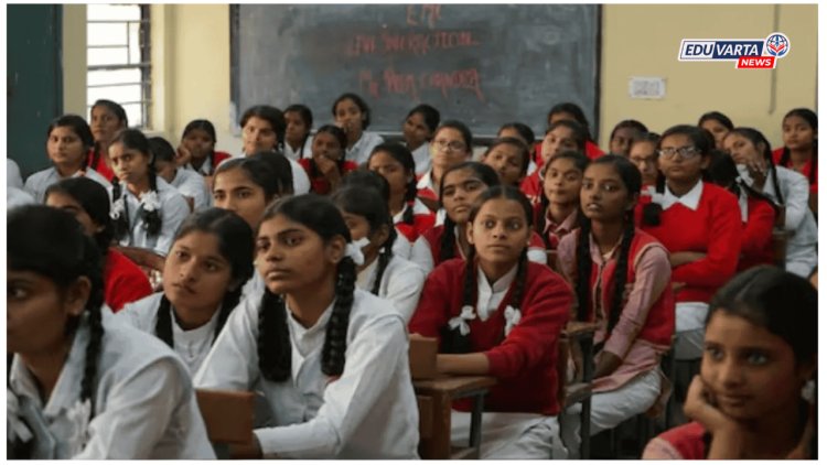 'सावित्रीबाई फुले की ज्योती कलानी?' विद्यार्थिनींसाठीची योजना सापडली राजकीय वादात
