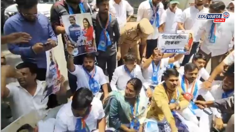 पुण्यात नीट पेपरफुटीविरोधात NSUI-SIO चे 'मुरमुरे बेचो' आंदोलन; शिक्षणमंत्र्यांच्या राजीनाम्याची मागणी 