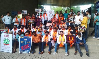 परीक्षा परिषदेच्या अध्यक्षांच्या खुर्चीवर 'माठ'; मनविसे TET पेपर फुटीवर आक्रमक,कार्यालयाचे कामकाज बंद? 