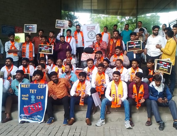 परीक्षा परिषदेच्या अध्यक्षांच्या खुर्चीवर 'माठ'; मनविसे TET पेपर फुटीवर आक्रमक,कार्यालयाचे कामकाज बंद? 