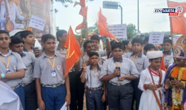 आषाढी वारीनिमित्त हरिभाऊ गजानन देशपांडे स्कूलचा पर्यावरण जनजागृती उपक्रम; ४५० सीडबॉल्सचे वितरण; विद्यार्थ्यांचा उत्स्फूर्त सहभाग