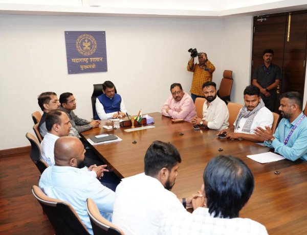 MPSC ऑनलाईन परीक्षेवर मुख्यमंत्री देवेंद्र फडणवीस यांच्यासोबत विद्यार्थी प्रतिनिधींची सकारात्मक बैठक; उद्याचा मोर्चा तात्पुरता स्थगित
