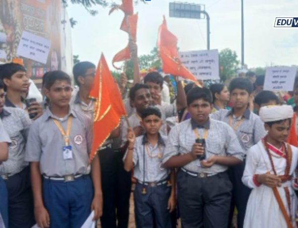 आषाढी वारीनिमित्त हरिभाऊ गजानन देशपांडे स्कूलचा पर्यावरण जनजागृती उपक्रम; ४५० सीडबॉल्सचे वितरण; विद्यार्थ्यांचा उत्स्फूर्त सहभाग