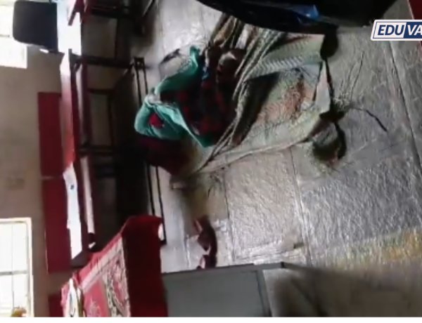 शाळेच्या वेळेत मुख्याध्यापिका झोपेत; संतप्त पालकांनी शाळेला ठोकले कुलूप, व्हिडिओ व्हायरल