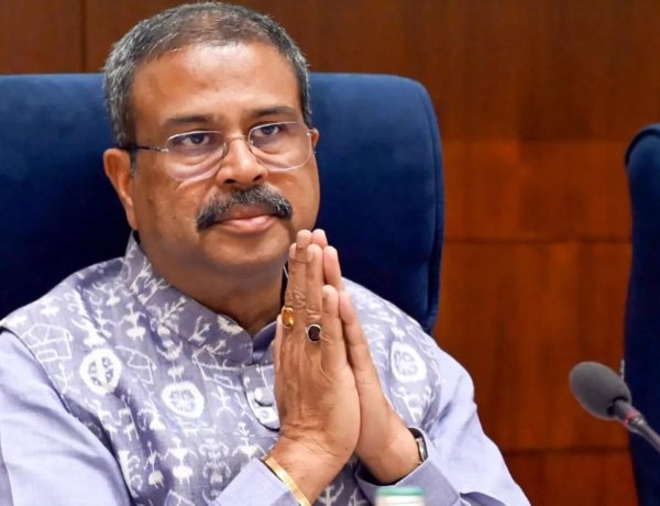 अखेर झुरळांनी करून दाखवल! केंद्रीय शिक्षणमंत्री धर्मेंद्र प्रधान यांचा राजीनामा