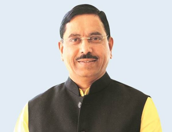 धर्मेंद्र प्रधान यांच्या राजीनाम्यानंतर नवे शिक्षणमंत्री प्रल्हाद जोशी कोण ?