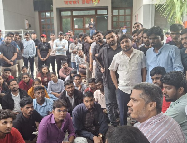 रोहित पवार यांच्यासमोर वाचला विद्यार्थ्यांनी तक्रारींचा पाढा 