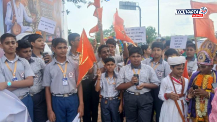 आषाढी वारीनिमित्त हरिभाऊ गजानन देशपांडे स्कूलचा पर्यावरण जनजागृती उपक्रम; ४५० सीडबॉल्सचे वितरण; विद्यार्थ्यांचा उत्स्फूर्त सहभाग