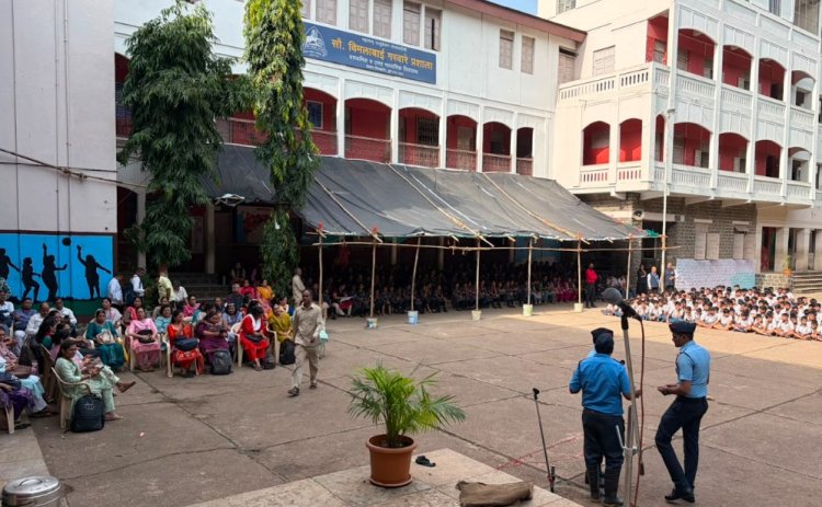 विमलाबाई गरवारे हायस्कूलमध्ये प्रयोगशाळा व्यवस्थापन कार्यशाळेत अग्निशमन दलाचे प्रात्यक्षिक