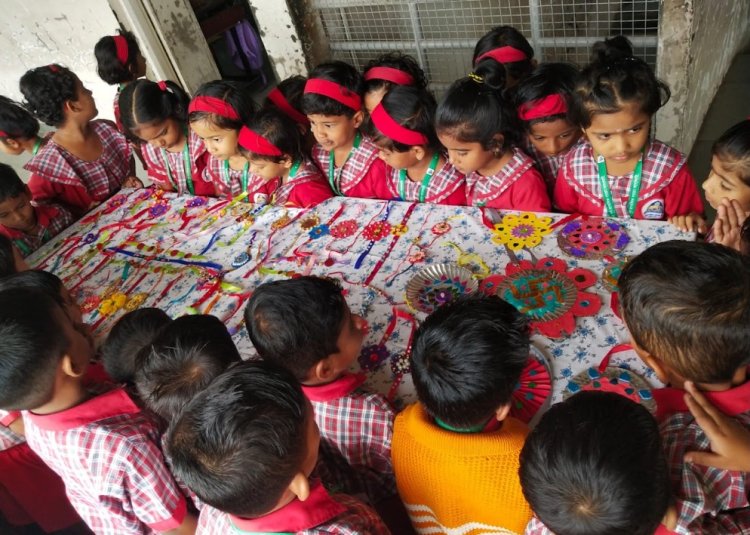 म. ए. सो. पूर्व प्राथमिक शाळेत पर्यावरणपूरक राख्यांनी रक्षाबंधन साजरे