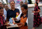 मुलीच्या शिक्षणासाठी ४७ वर्षीय आई अनवाणी पायाने धावली अन् मॅरेथॉन जिंकली