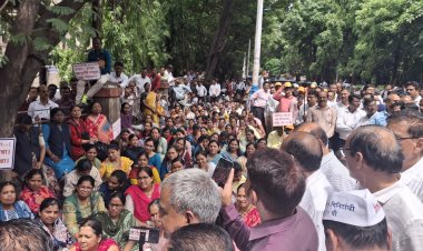 संचमान्यता निकष बदलाला विरोधात हजारो शिक्षक रस्त्यावर;प्रचलित पद्धतीनेच संचमान्यता करण्याची मागणी
