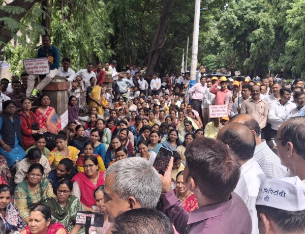 संचमान्यता निकष बदलाला विरोधात हजारो शिक्षक रस्त्यावर;प्रचलित पद्धतीनेच संचमान्यता करण्याची मागणी