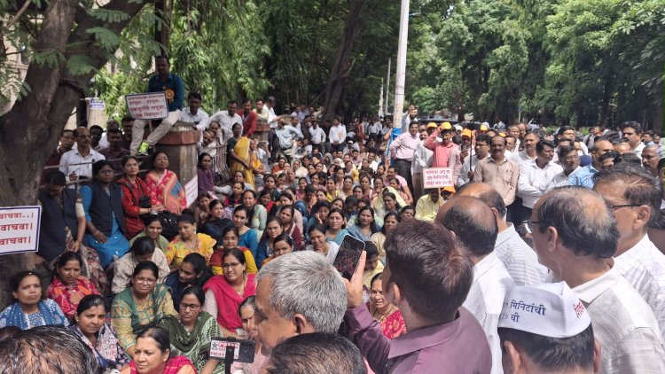 संचमान्यता निकष बदलाला विरोधात हजारो शिक्षक रस्त्यावर;प्रचलित पद्धतीनेच संचमान्यता करण्याची मागणी