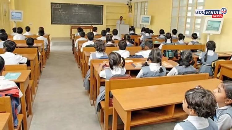 बोगस विद्यार्थी दाखवणाऱ्या शाळांवर 'मोक्का' लावा; अल्पसंख्याक आयोगाच्या अध्यक्षांचे पोलिसांना आदेश 